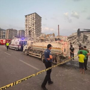 kahramanmarasta yikim sirasinda is makinesi devrildi fw9fUbIr