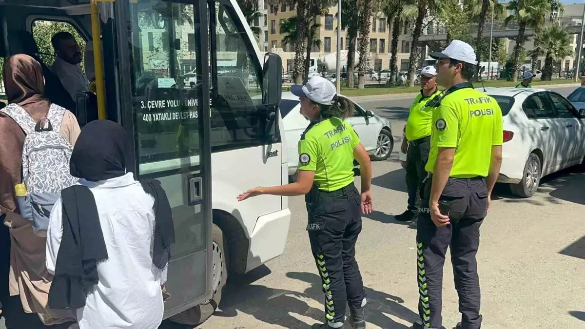 adiyamanda minibus surucusu ve trafik polisi tartisti EmQHJREv