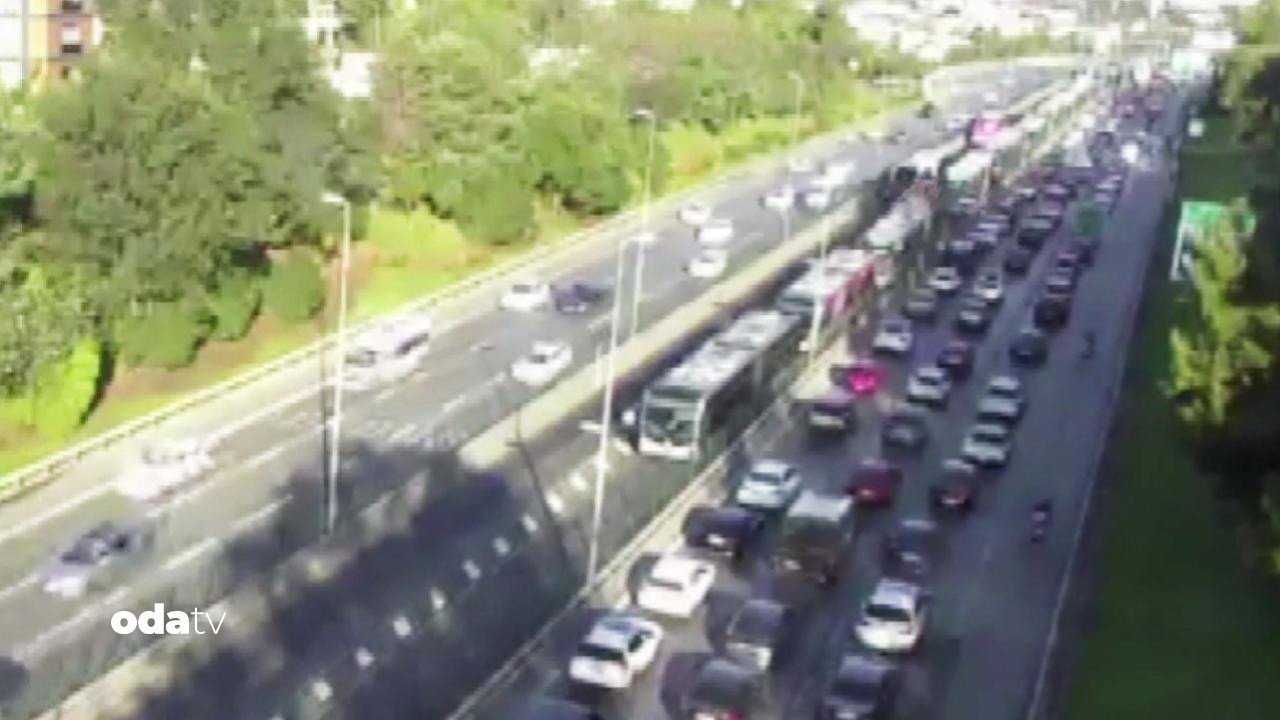 kadikoyde metrobus kaza yapti Cb8tg7sa