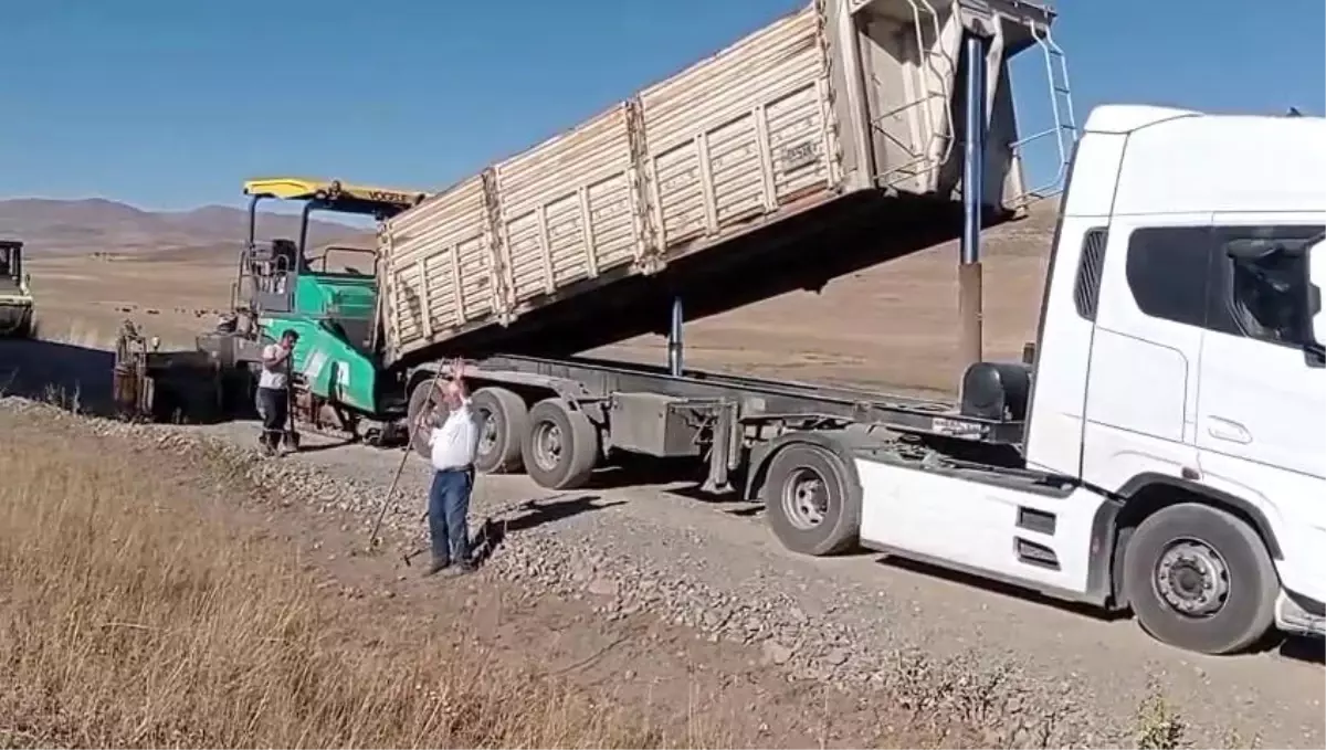 tekman beykoy mahallesi yolu sicak asfaltla kaplanarak camur sorununa son verdi XdEU45yV