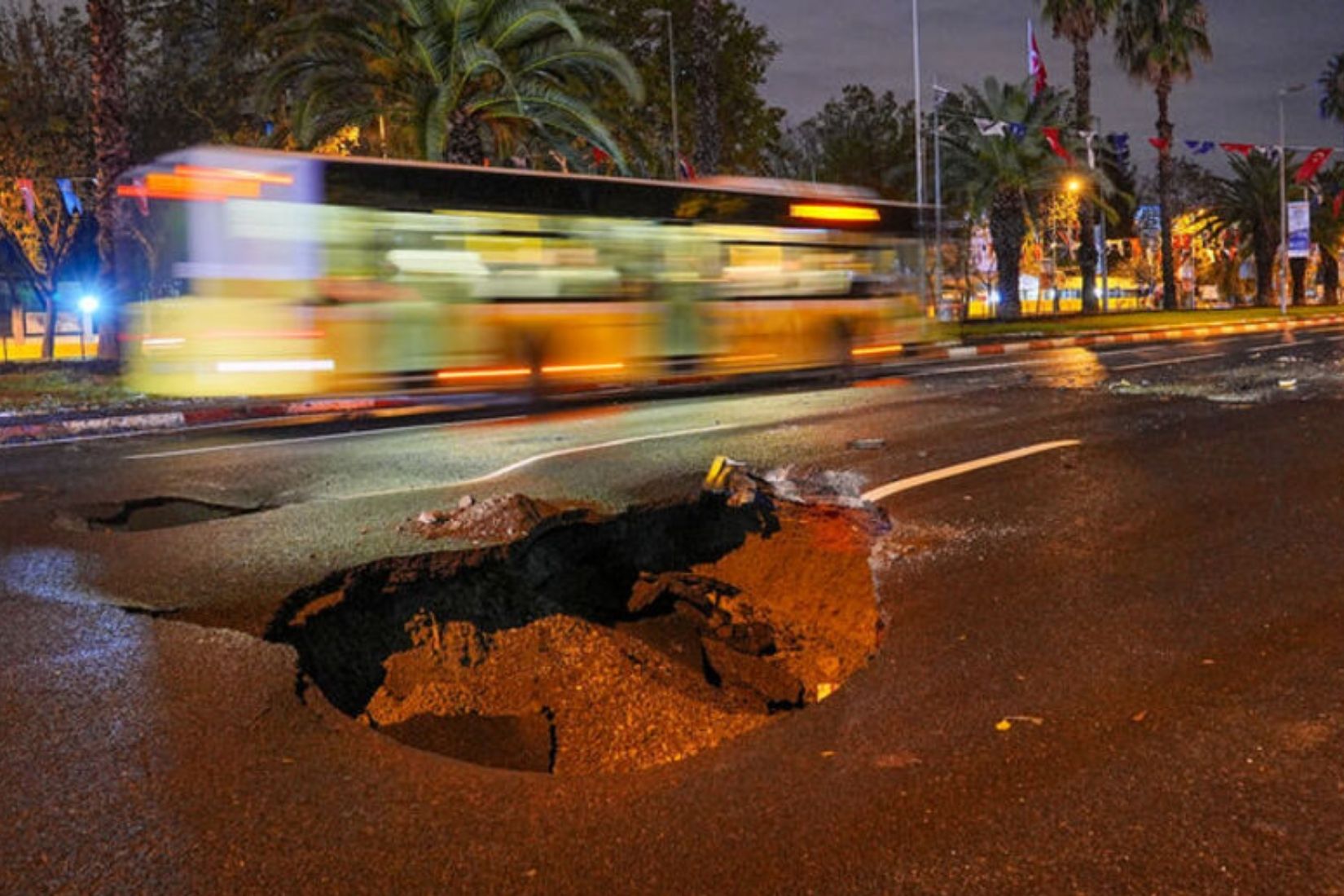 29 ekim oncesi vatan caddesinde yol coktu cukura dusmemek icin manevra yapan taksi takla atti dGZ9NNNm.jpg