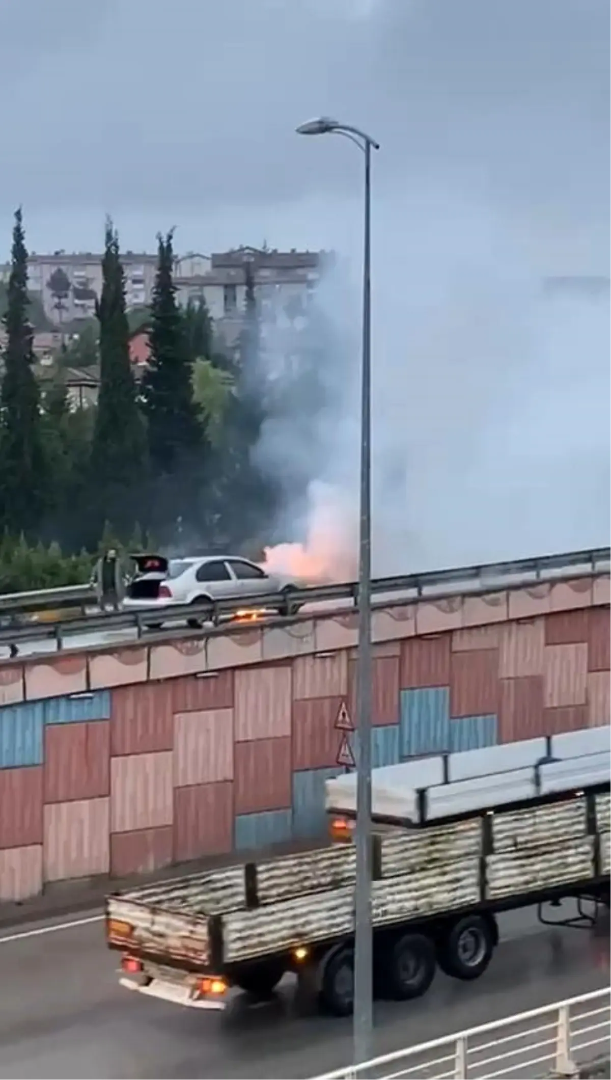 karabukte seyir halindeki otomobilde yangin cikti vIc9ZXK7