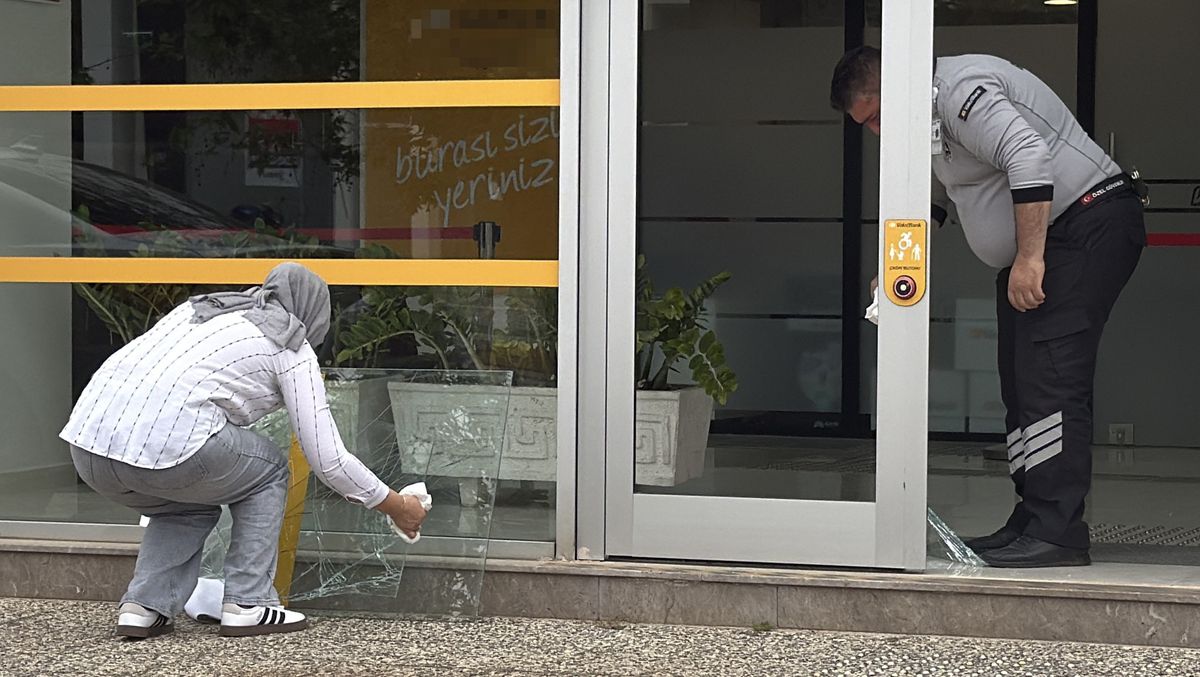 Antalya’da Banka Şubesine Saldırı: Cam Kırıldı