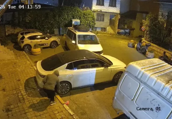 istanbulda-is-insaninin-otomobiline-saldiri-lastiklerini-bicakladilar-vX2frkqM